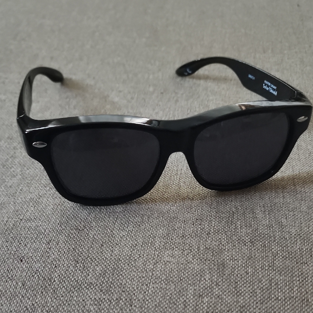 Foster Grant Black Wayfarer Sunglasses Timeless Design